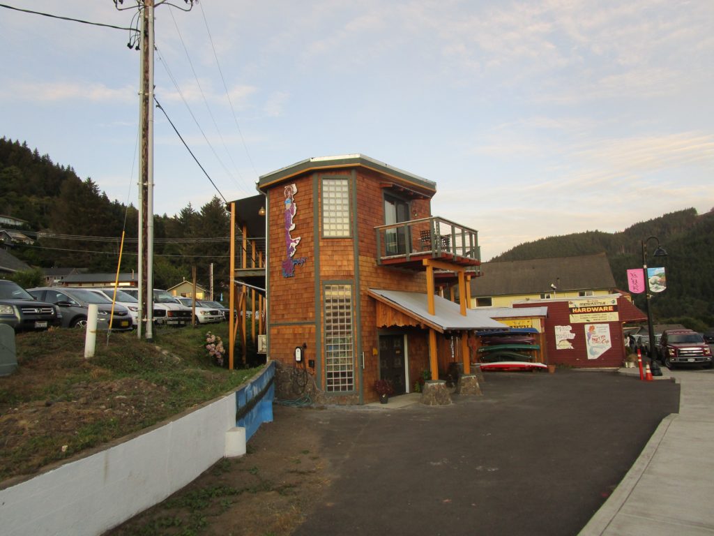 Yachats planning commission struggles with parking for Drift Inn complex
