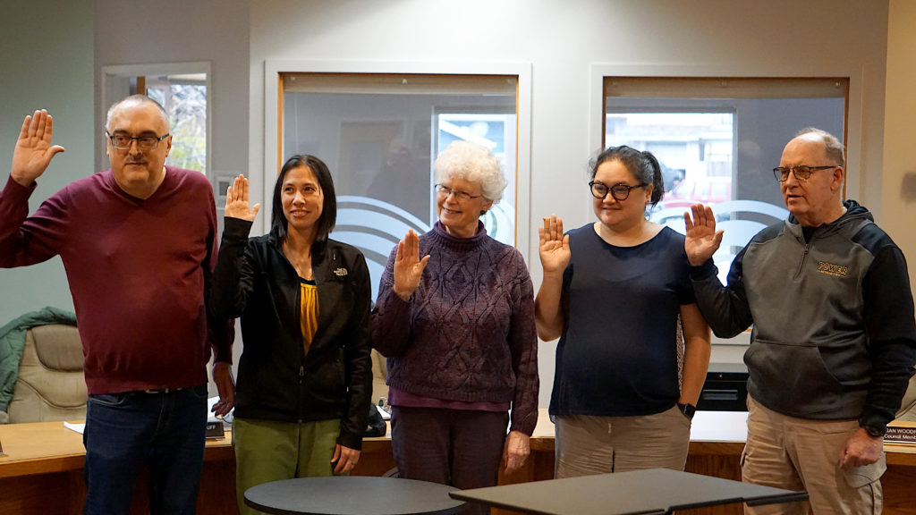 Waldport swears in two new council members, OKs new parking and garage